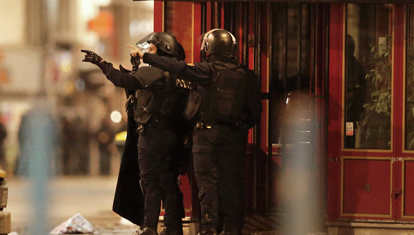 Полиция Франции во время операции в районе Сен-Дени