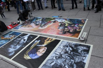 Фото. Франкфурт-на-Майне. Люди. картины на асфальте